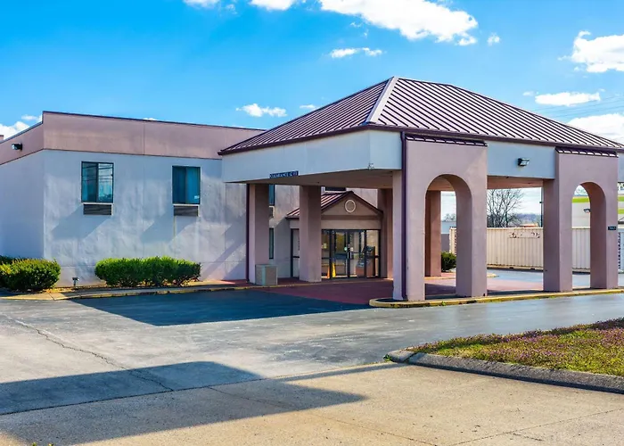 Motel: Econo Lodge & Suites Clarksville Near Governors Square Mall