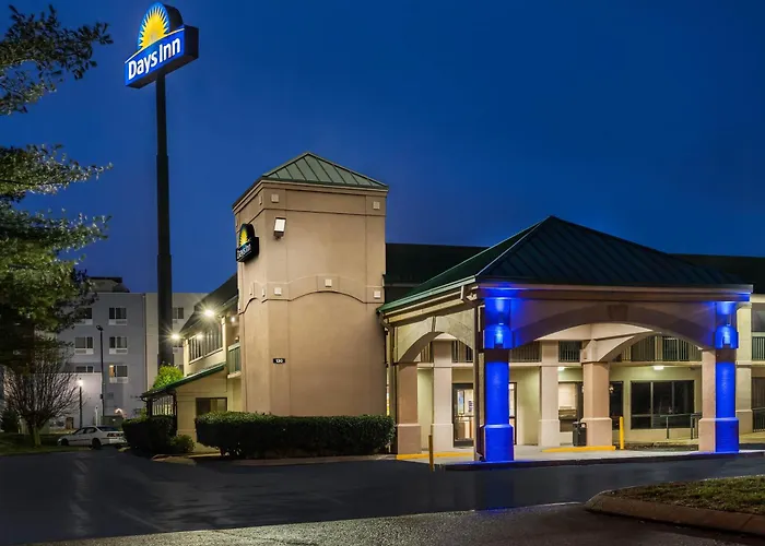 Motel: Days Inn By Wyndham Clarksville North Exit 4