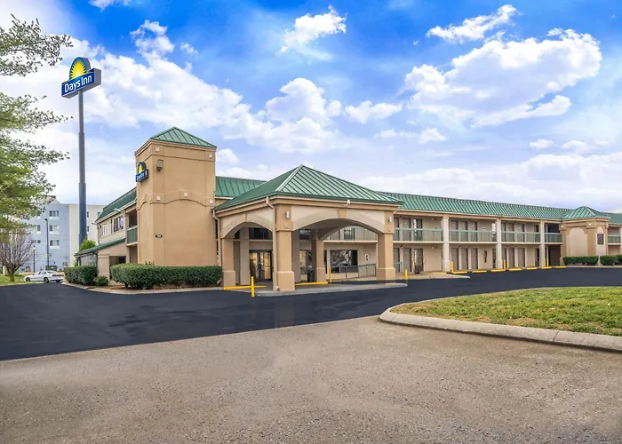 Motel: Days Inn By Wyndham Clarksville North Exit 4