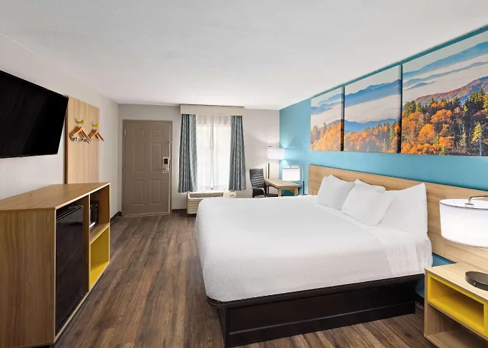 Motel: Days Inn By Wyndham Clarksville North Exit 4