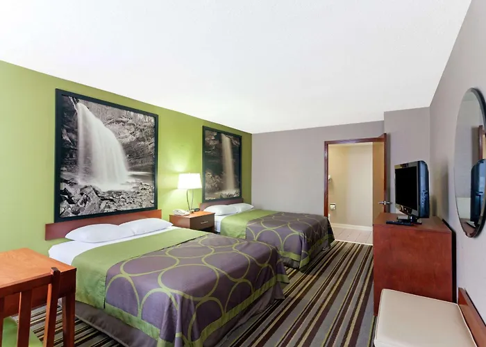 Family Hotel: Super 8 By Wyndham Clarksville Northeast